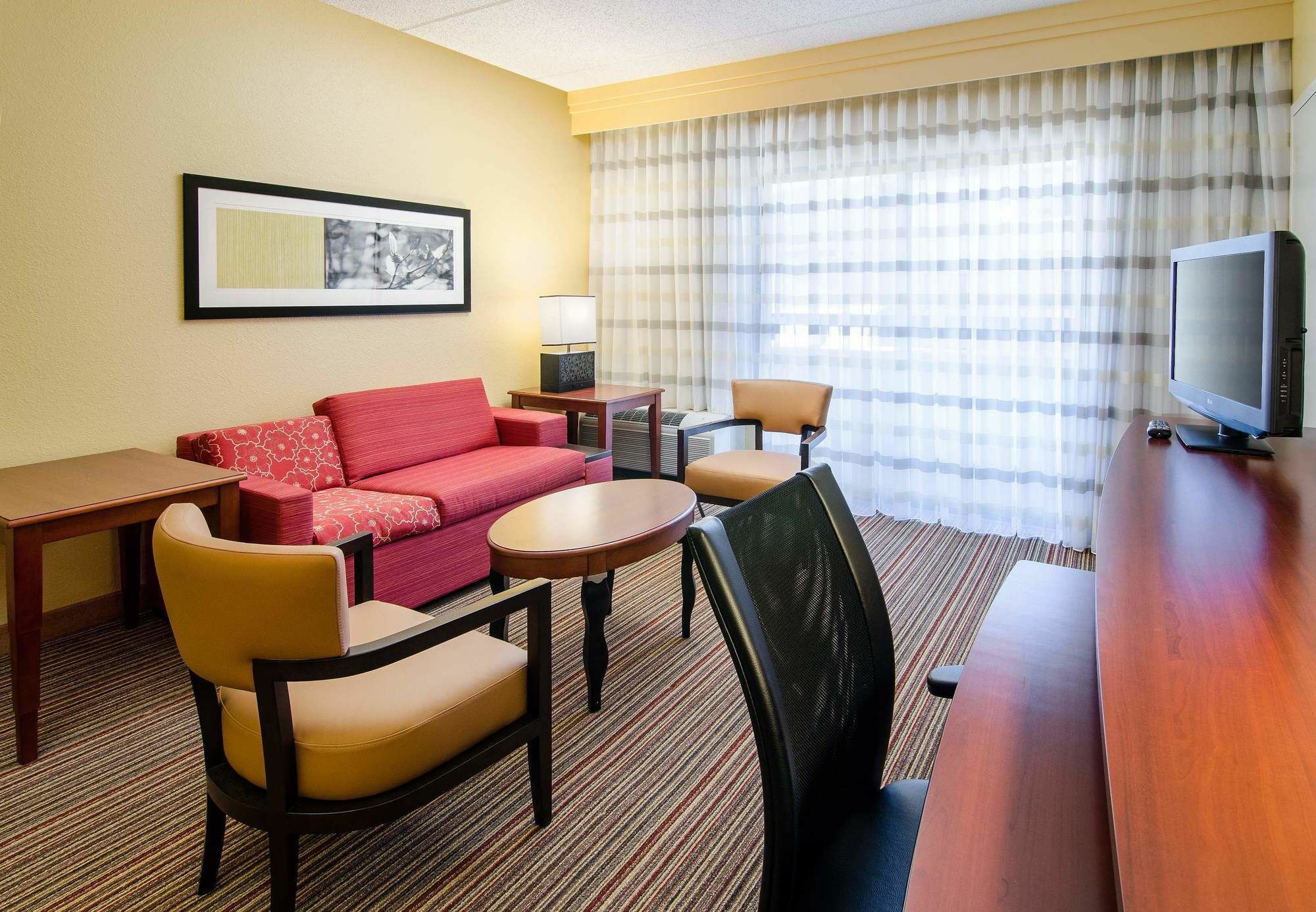 Courtyard By Marriott Гринсборо Экстерьер фото