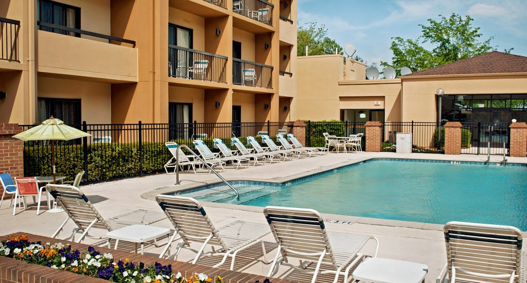 Courtyard By Marriott Гринсборо Экстерьер фото